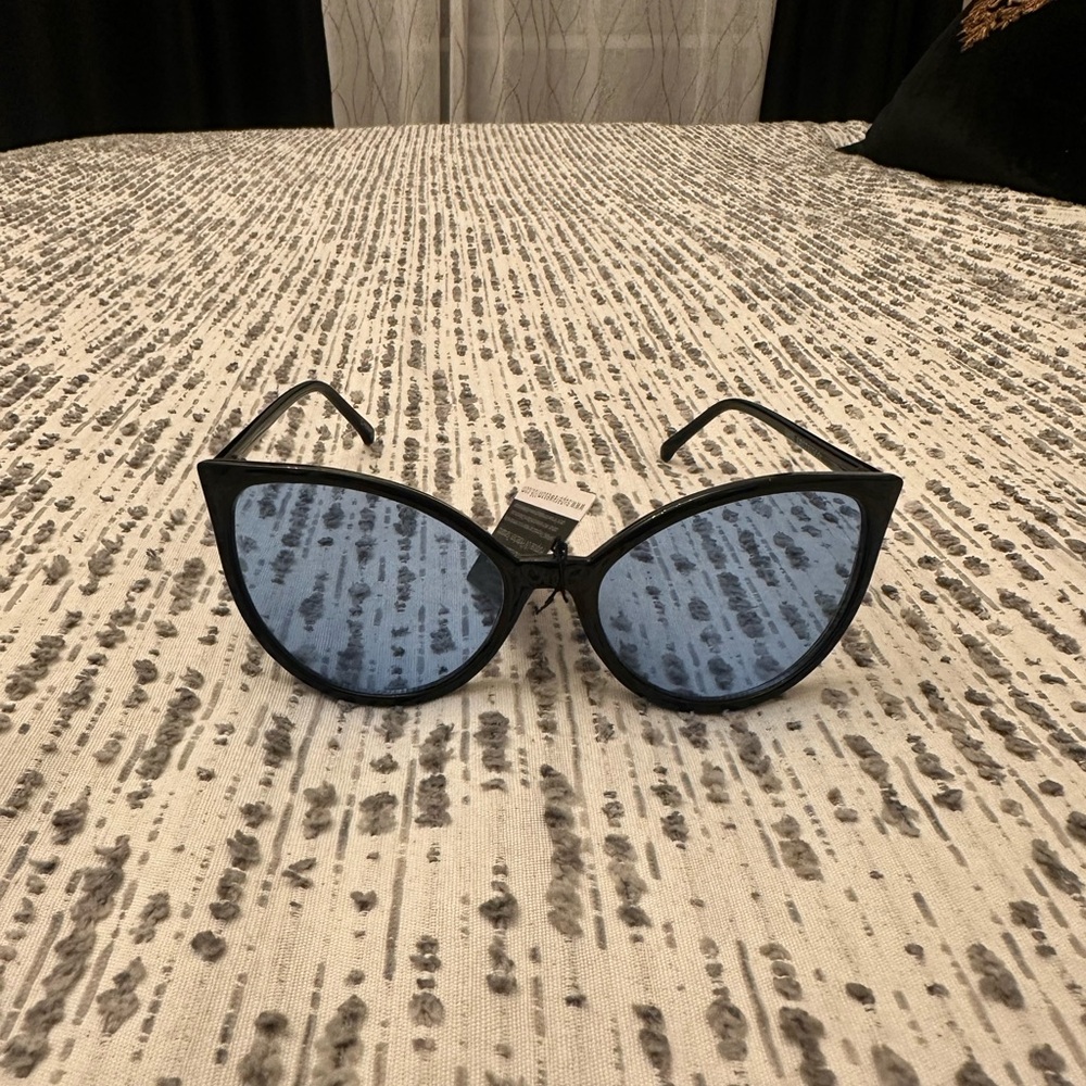 Chic Black Sunglasses with Blue Lenses